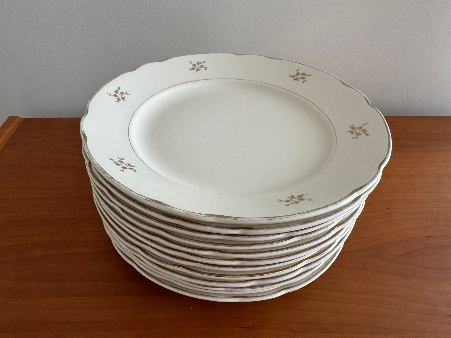 12 antique flat plates Villeroy & Boch Mettlach – porcelain