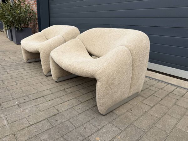 2x Artifort Groovy F598 Pierre Paulin, Pierre Frey: Chenille Igor (Sable)