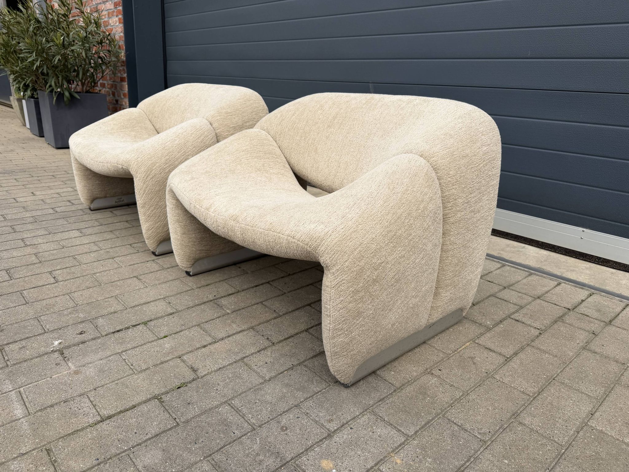 2x Artifort Groovy F598 Pierre Paulin, Pierre Frey: Chenille Igor (Sable)