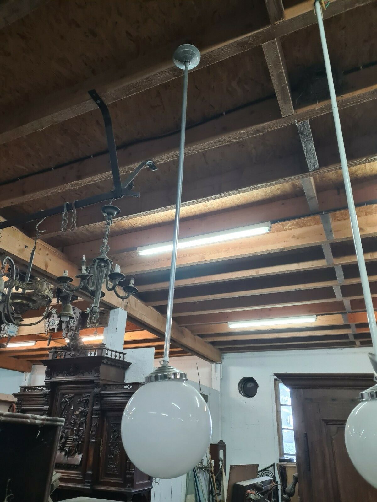 Suspension vintage avec une boule en opaline blanche