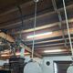 Suspension vintage avec une boule en opaline blanche