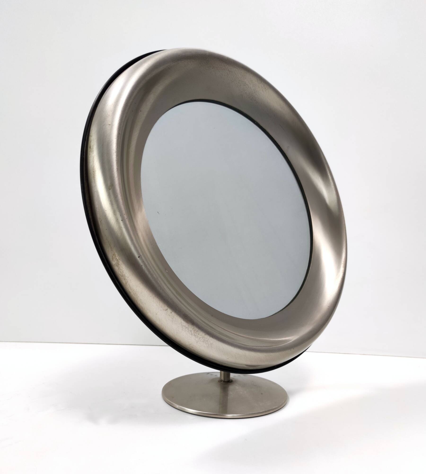 Miroir de courtoisie rond en laiton anodisé, attribution à Sergio Mazza, Italie