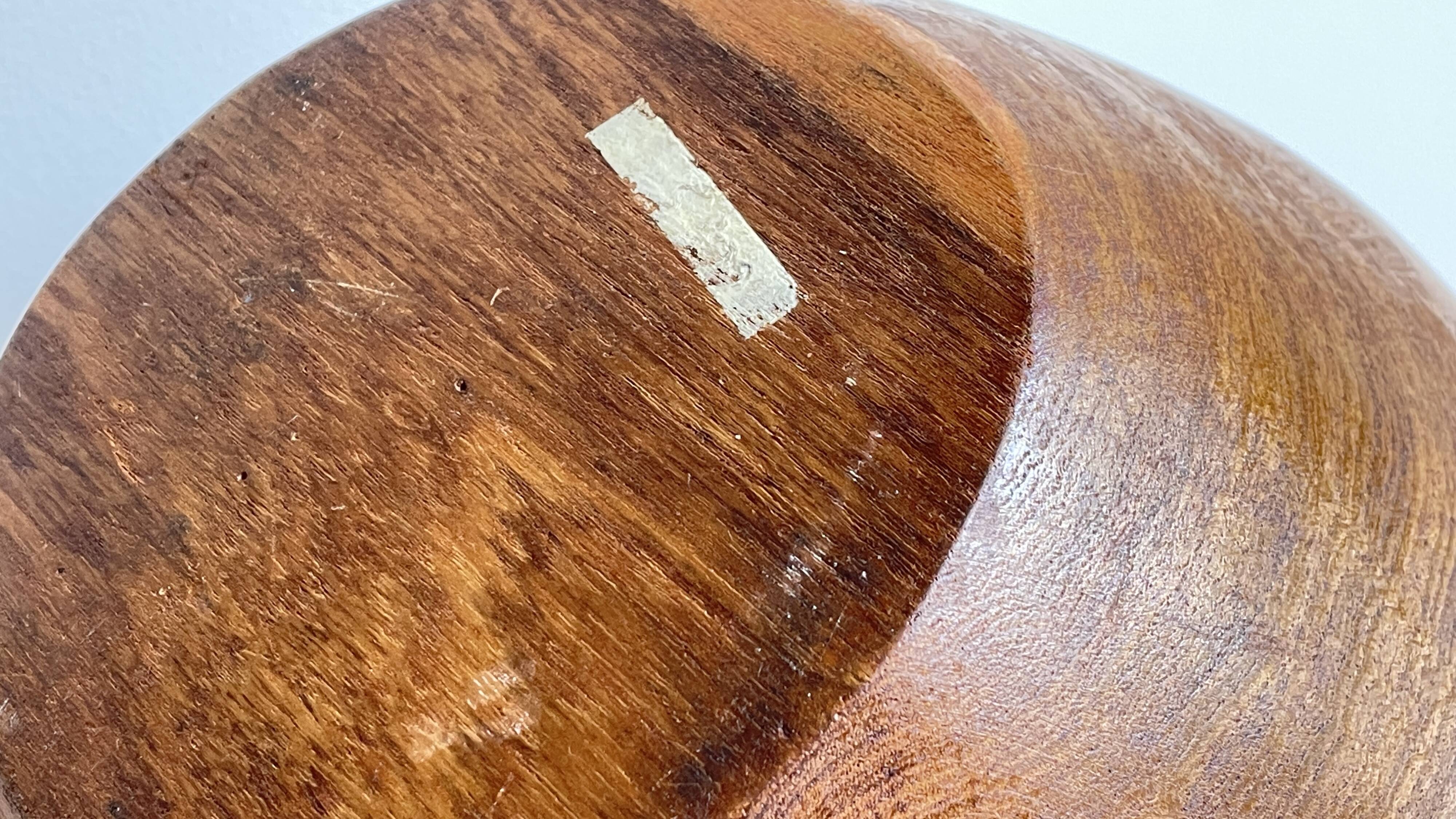 Scandinavian salad bowl in solid teak and cutlery
