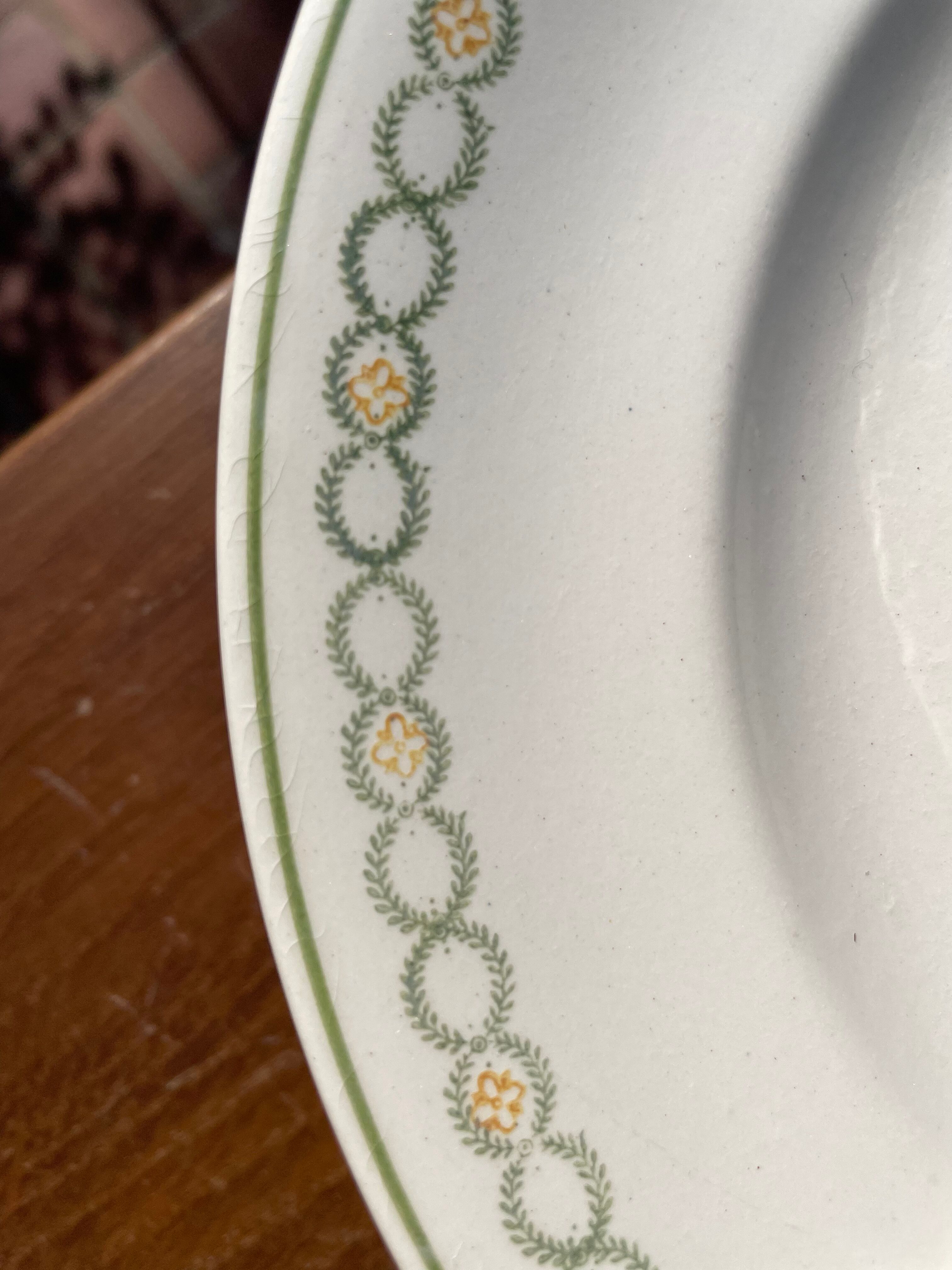Set of 8 flat plates of Longwy and a small oval dish