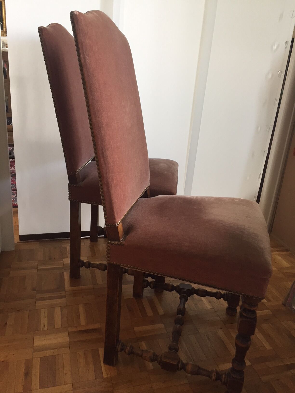 Paire de chaises en velours style Louis XIII