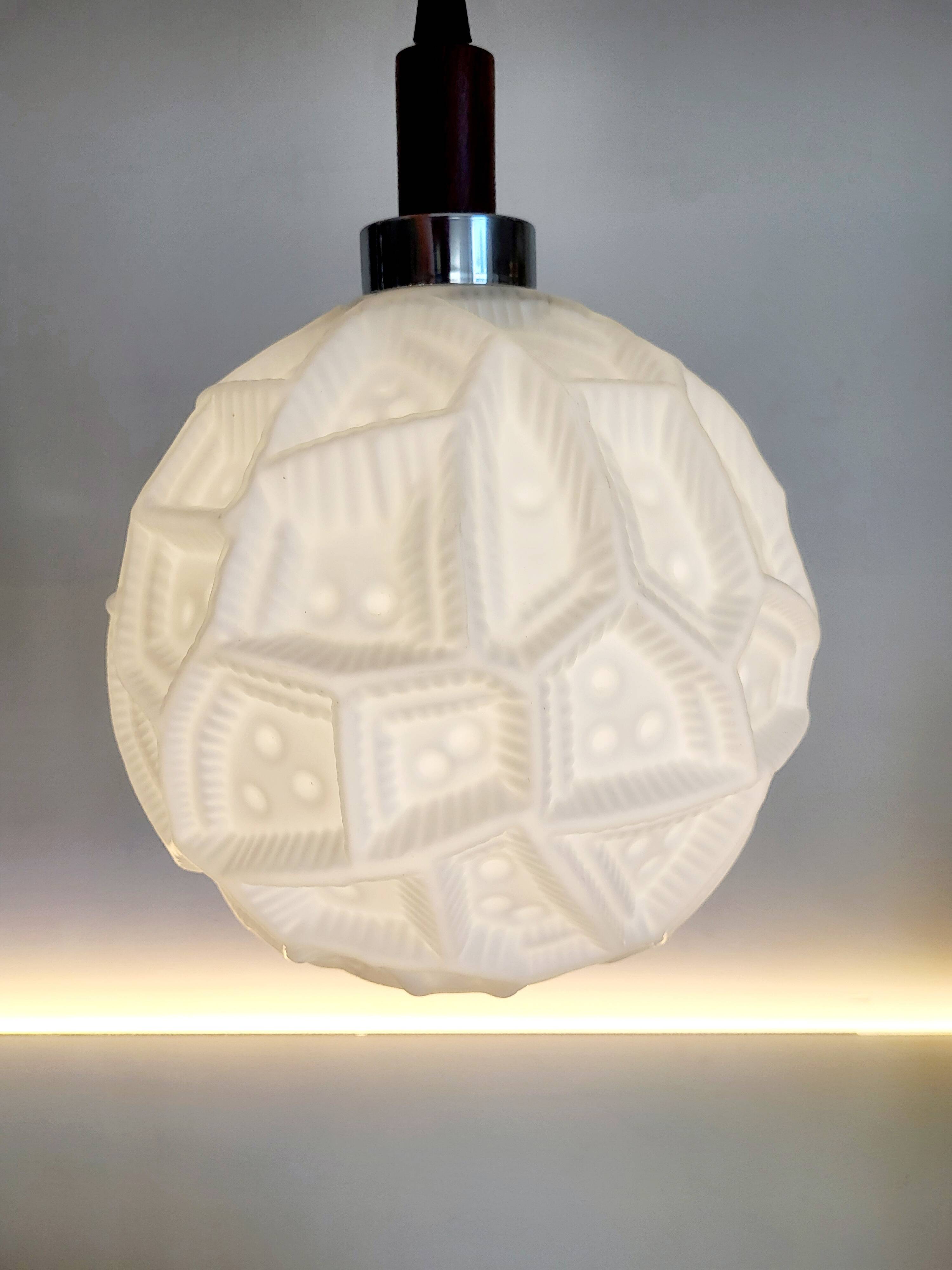 Lampe à suspension vintage, vermoedelijk Peill & Putzler, verre opalin avec relief