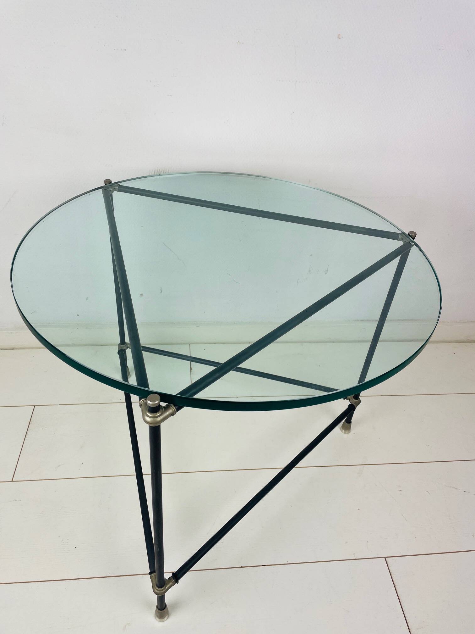 Table d'appoint ronde vintage. Table basse ronde en verre épais. Table de design industriel robuste.