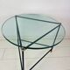 Table d'appoint ronde vintage. Table basse ronde en verre épais. Table de design industriel robuste.