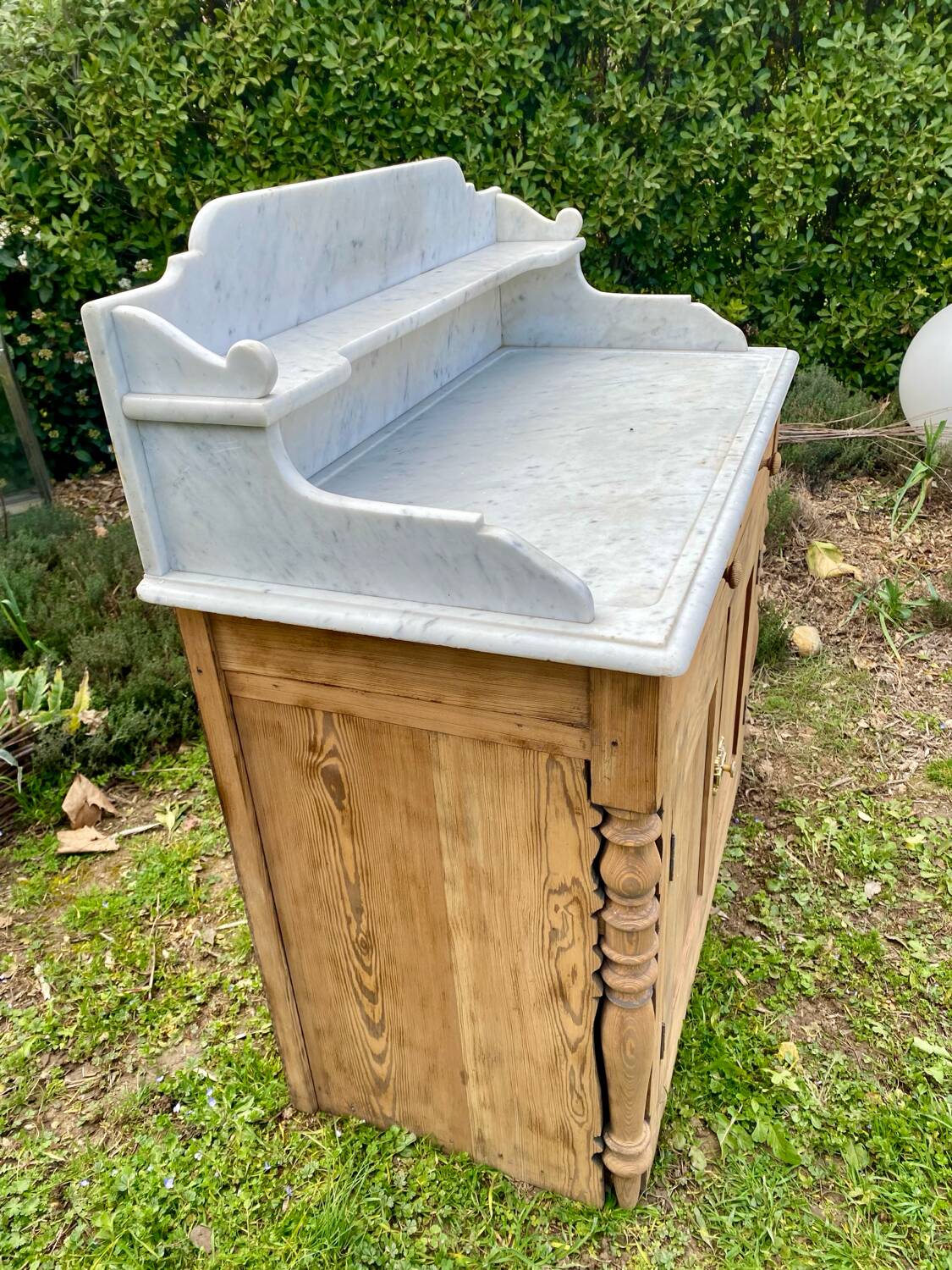 Meuble de toilette en marbre