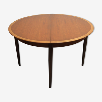 Extendible 1960s dining table round in walnut