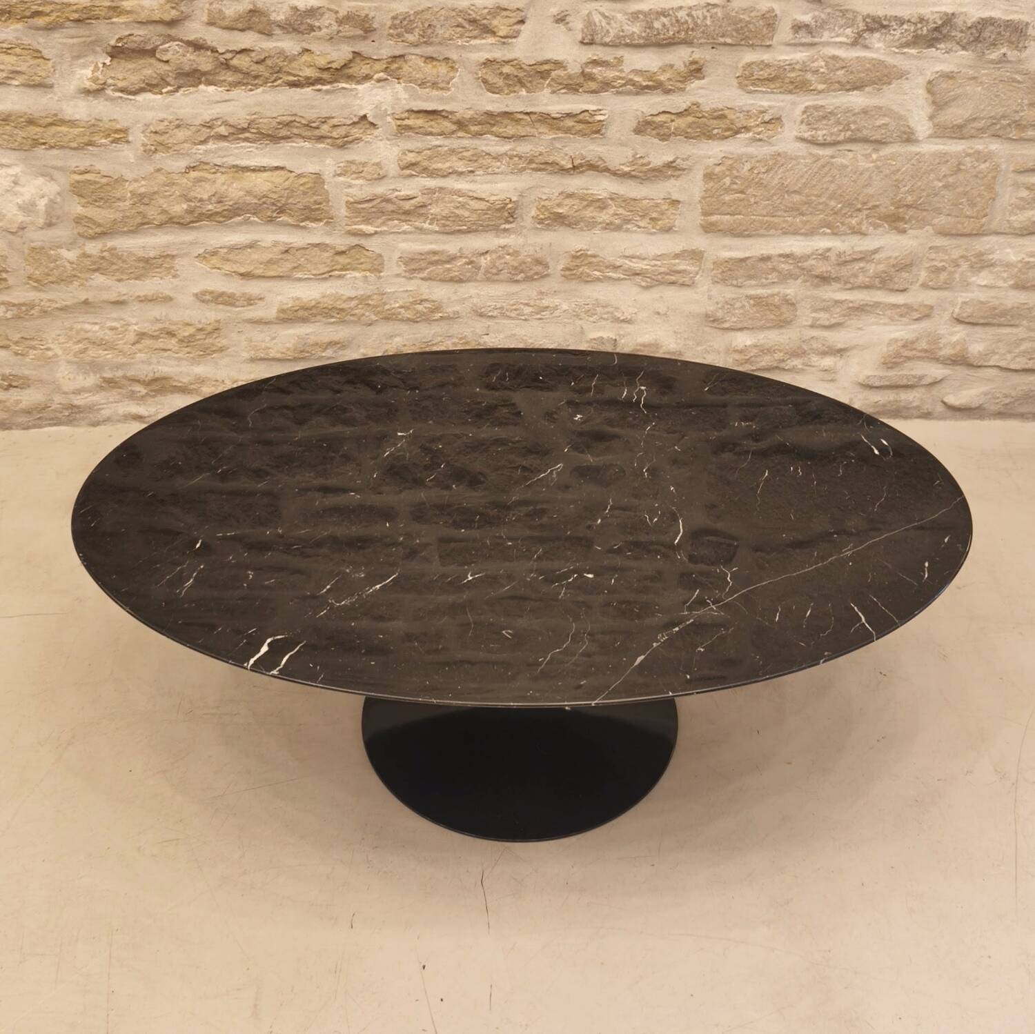 Oval tulip coffee table in Marquina marble, design Eero Saarinen for Knoll