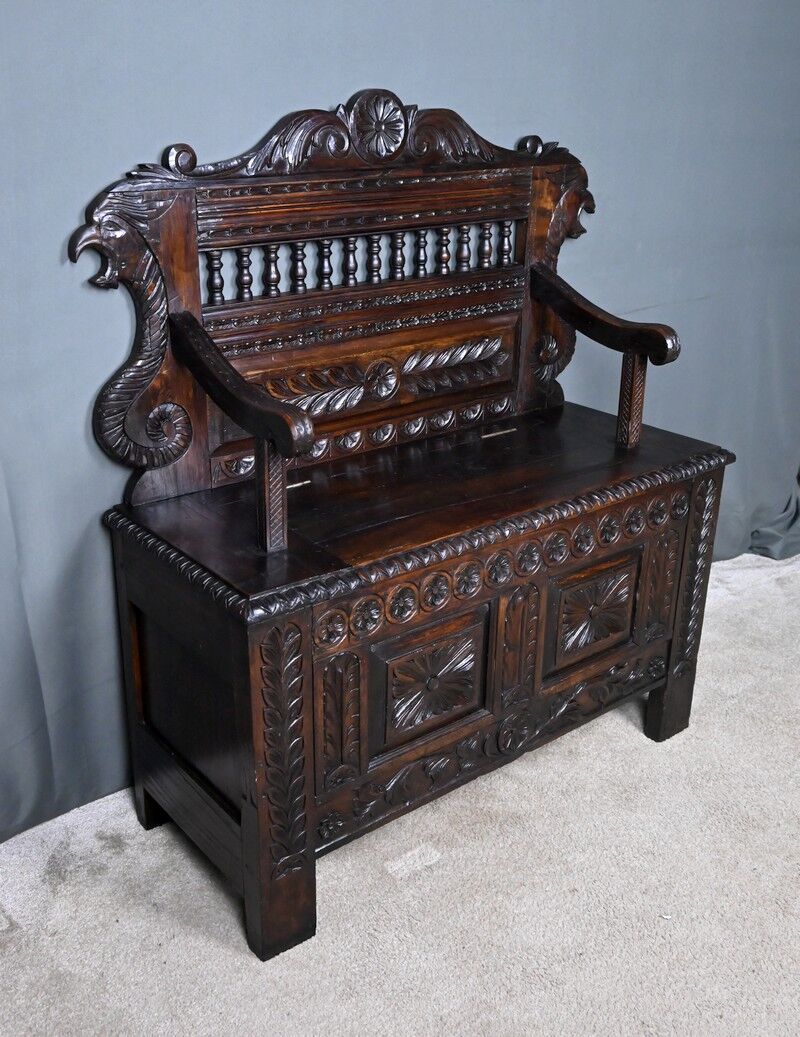 Banc coffre en chêne, style néo-gothique – début XXe