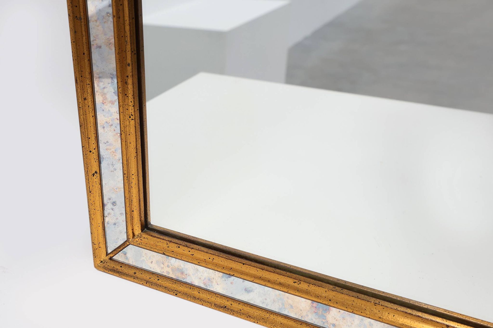 Mirror by Deknudt with marbled fume glass side panels in gilded wooden fram
