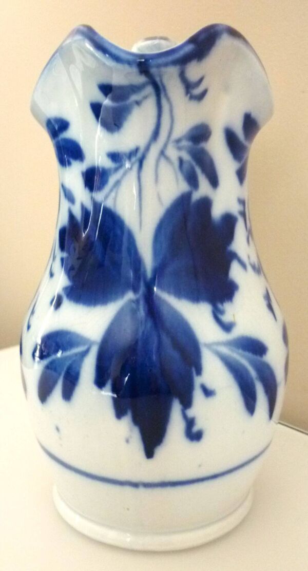 Carafe, pichet ancien de style Art déco en porcelaine et décor bleu cobalt stylisés