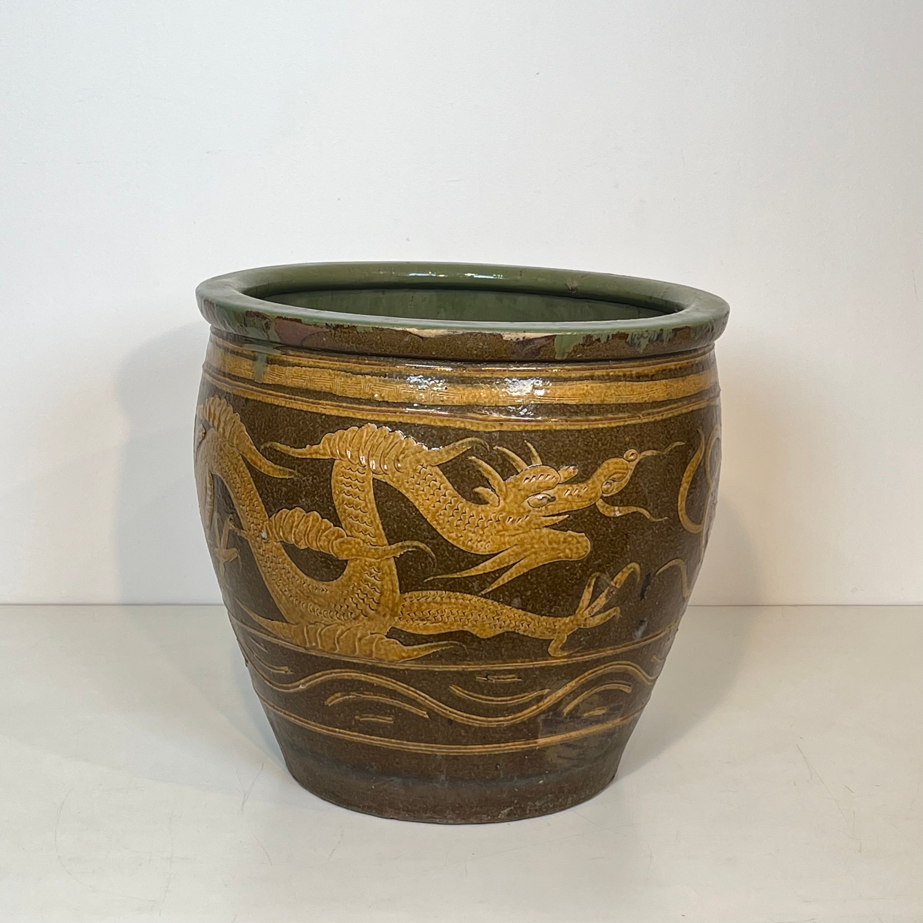 Importante jardinière chinoise en terre-cuite vernissée à décors de dragons