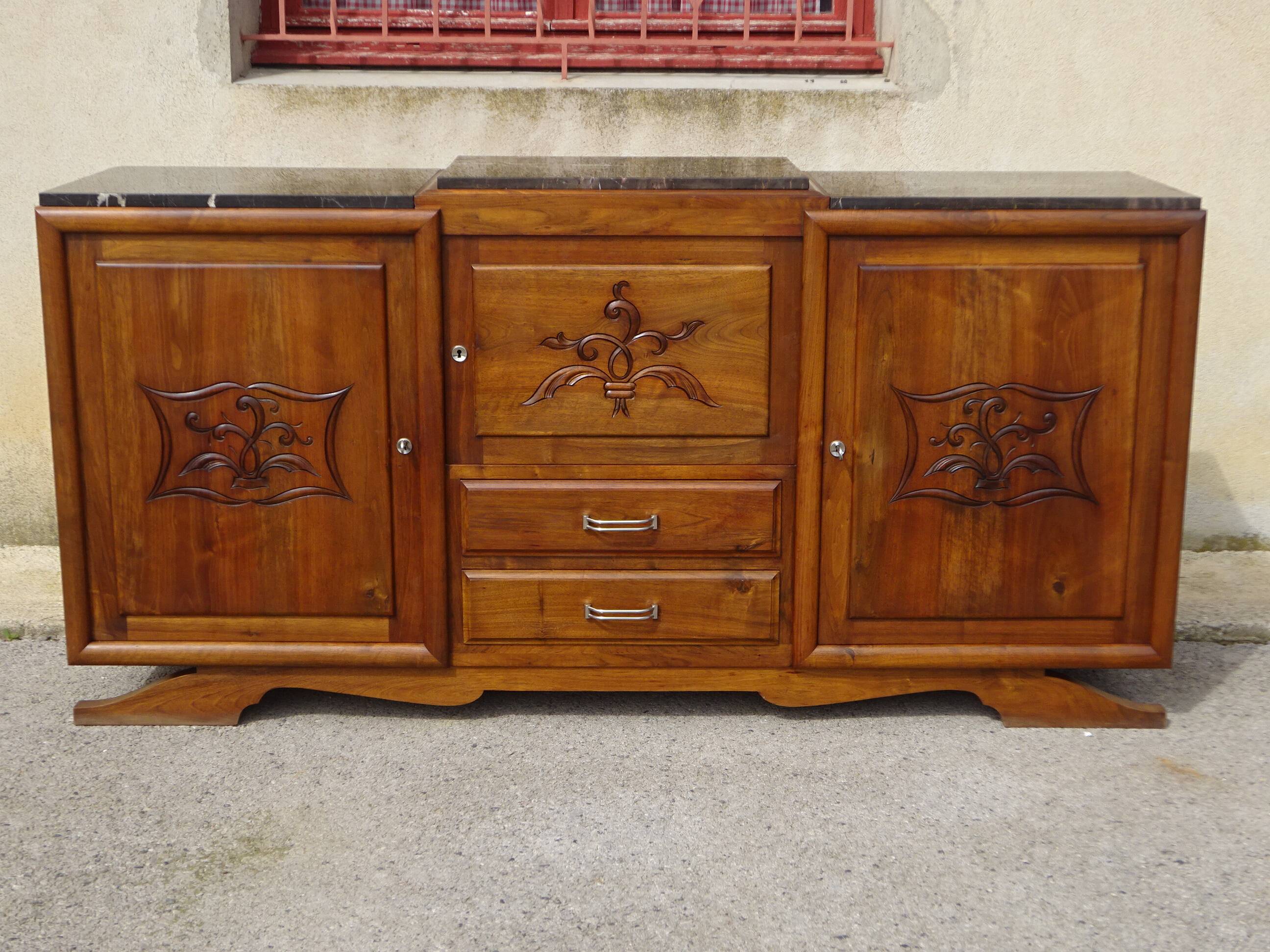 Enfilade en noyer massif, plateaux en marbre noir