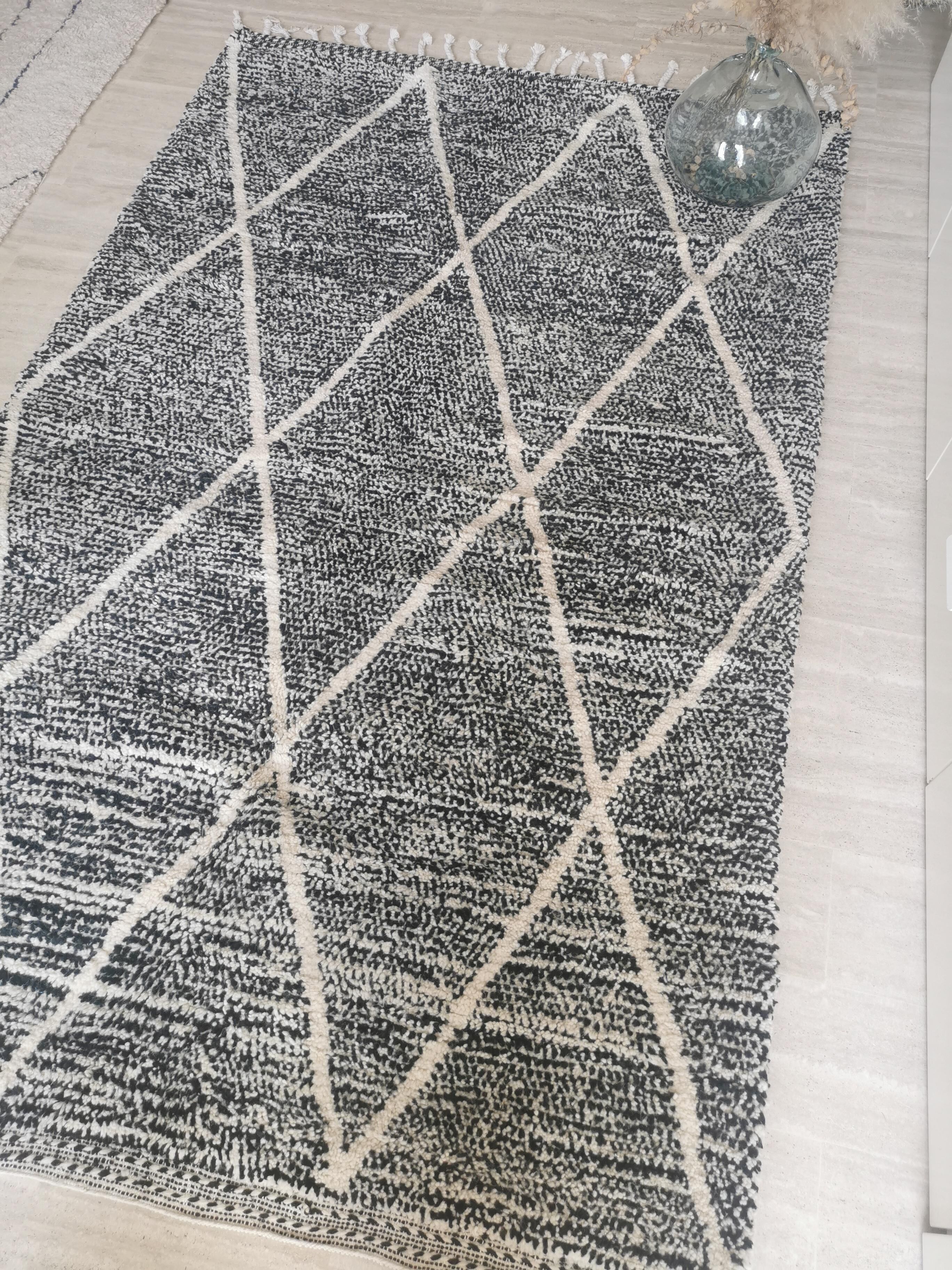 Genuine black and white Béni Ouarain Berber wool rug
