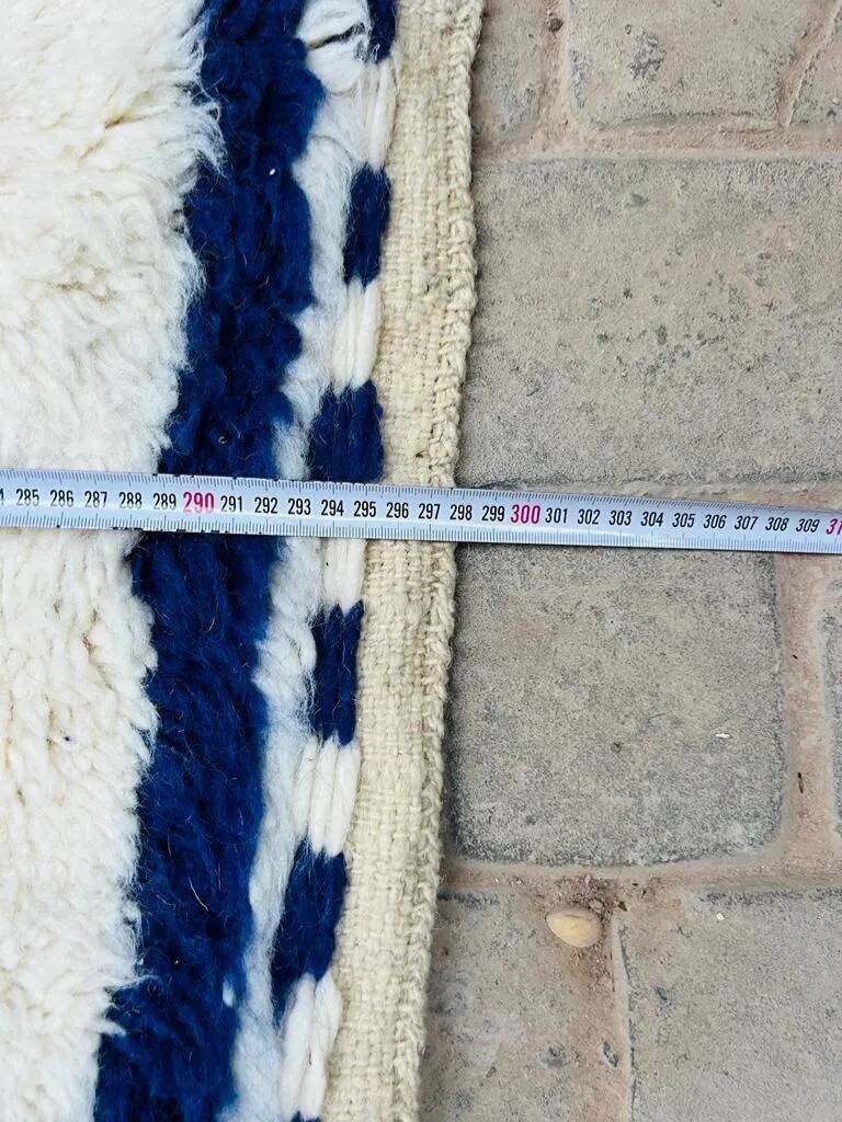 Traditional Moroccan rug made of natural wool, 2.5 x 1.5 m.
