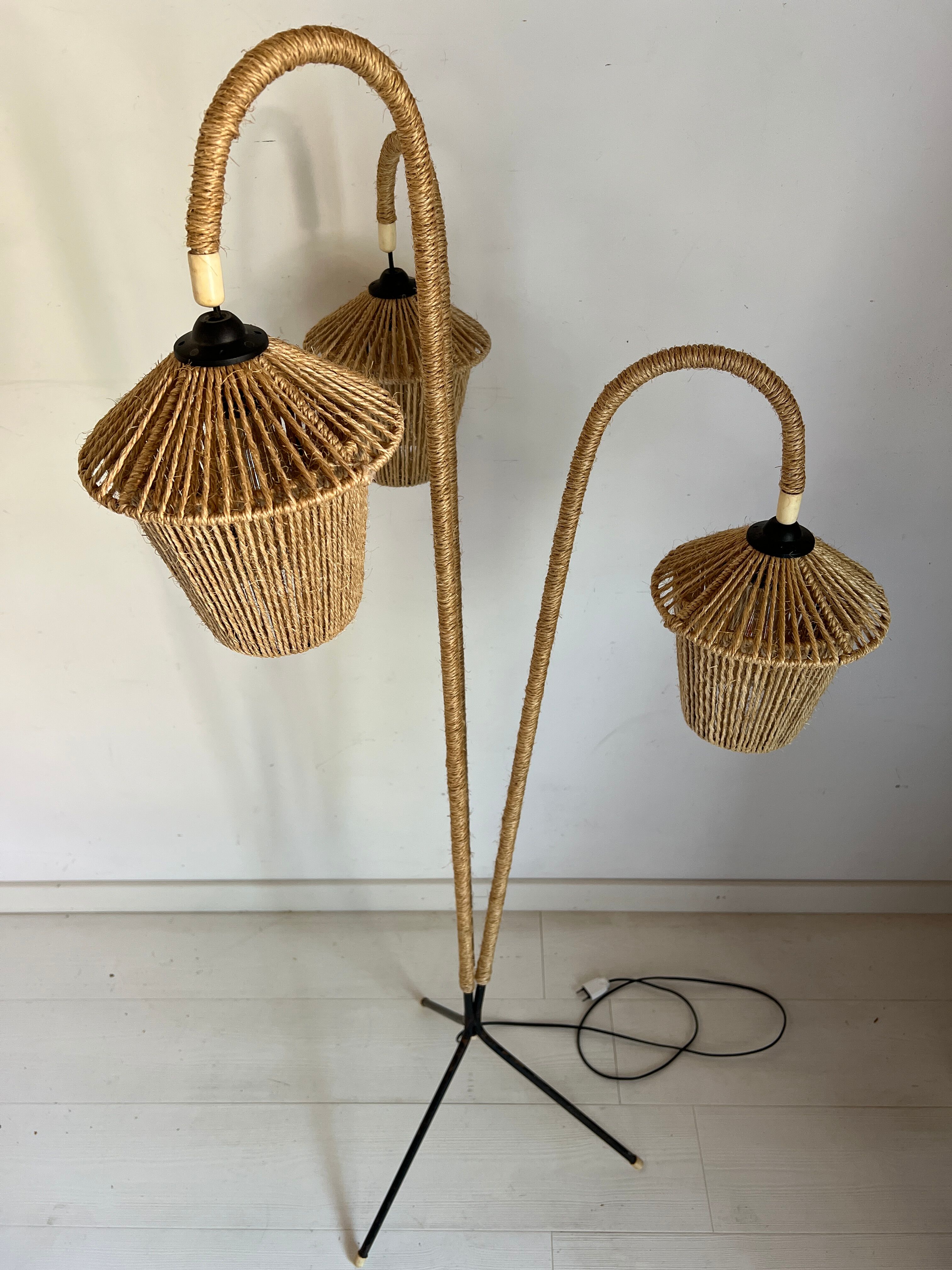 Vintage tripod floor lamp in metal and rope