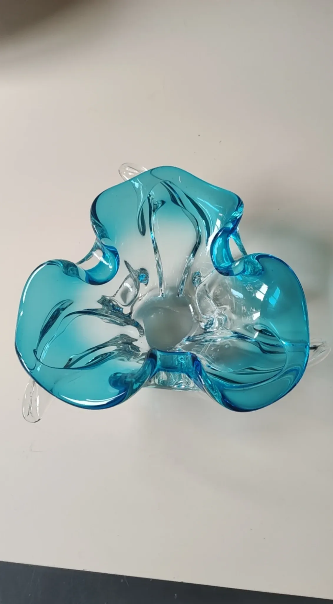 Large Vide Poche/Ashtray Murano. Made of blown art glass. Diameter 28 cm.