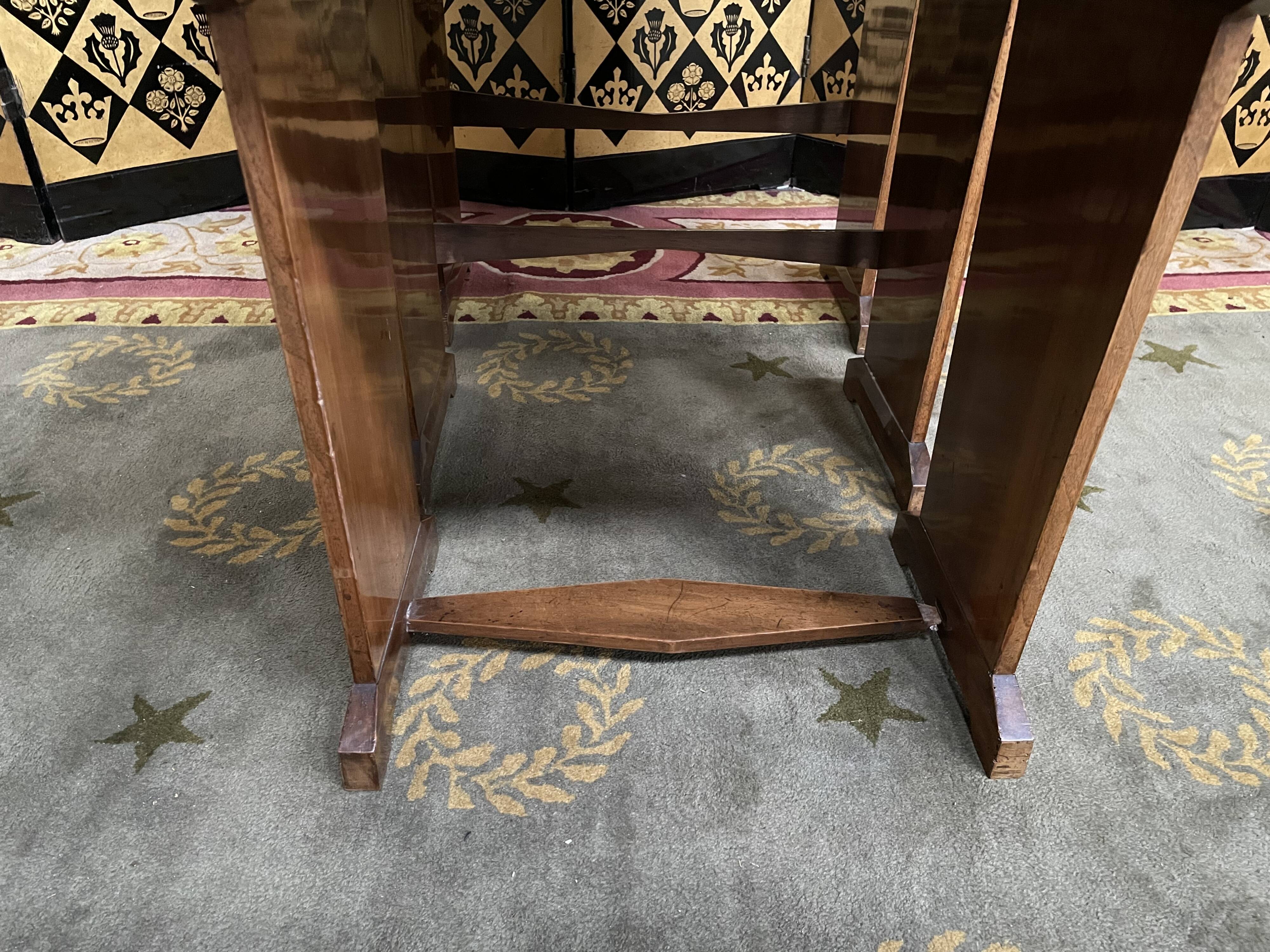 Pull-out tables Art Deco era