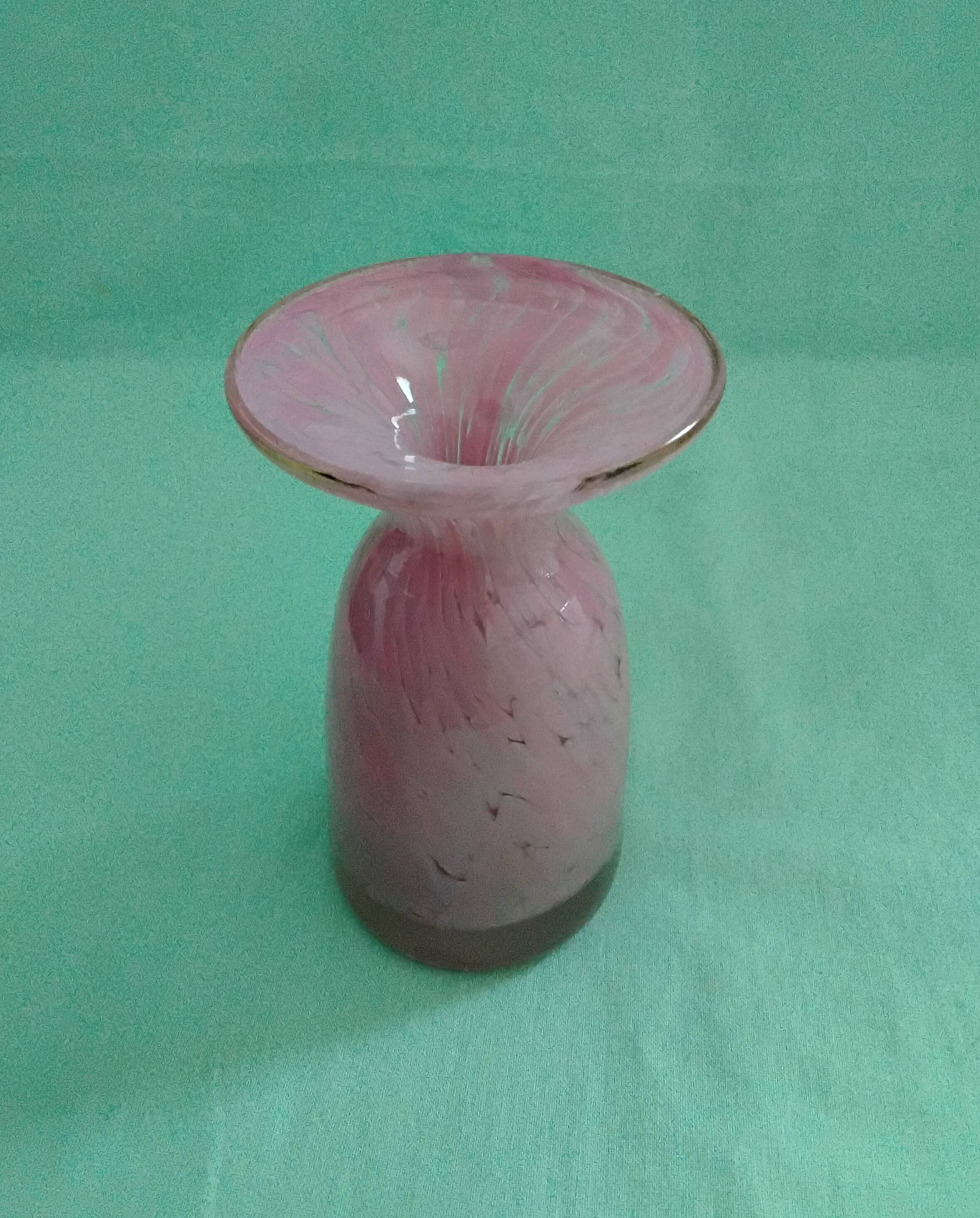 Vase en verre rose