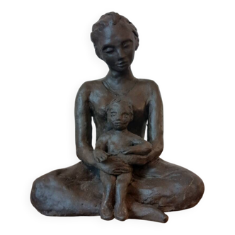 Statue de femme avec enfant en terre cuite signée