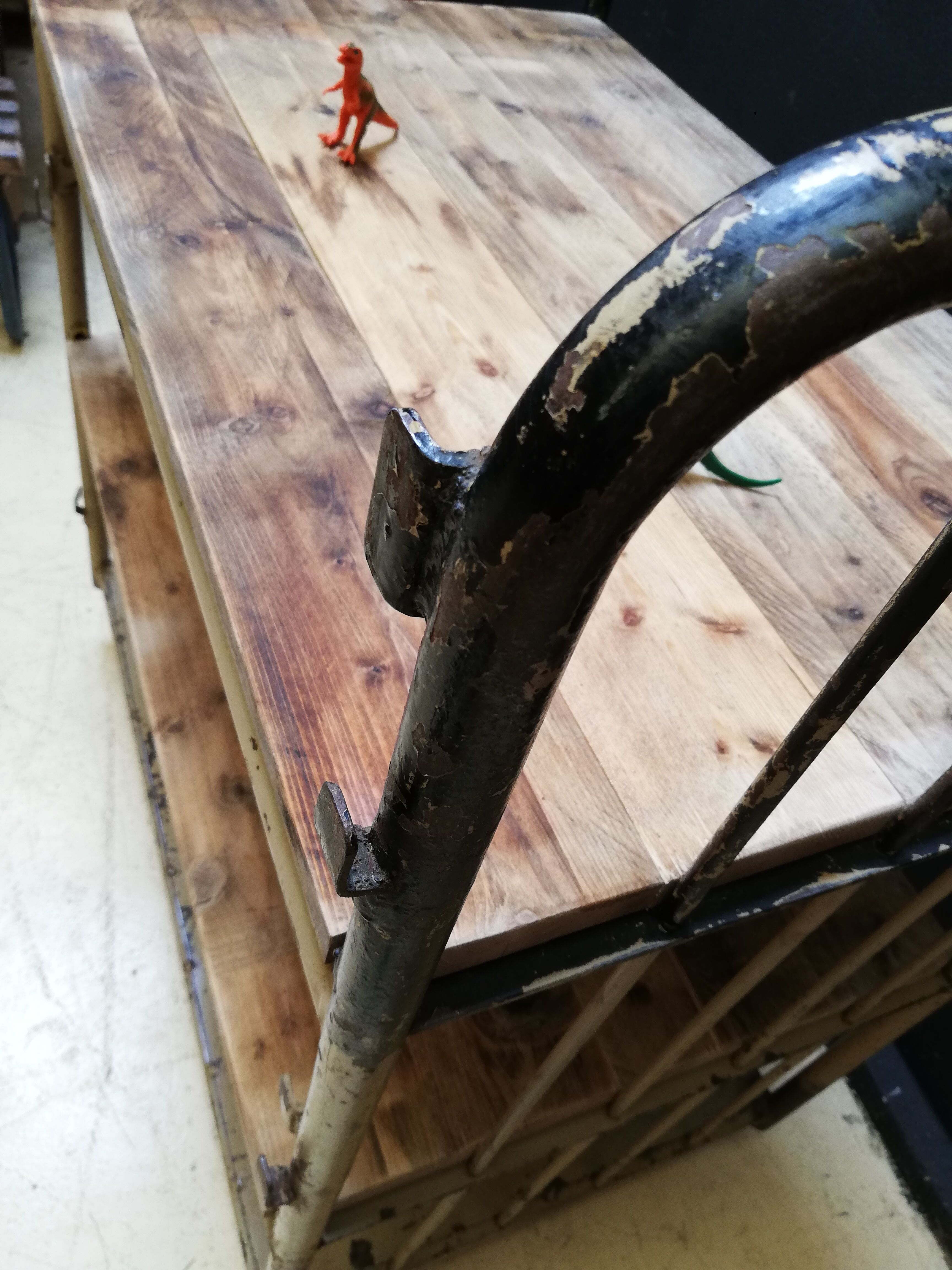 Industrial trolley, roulette shelf