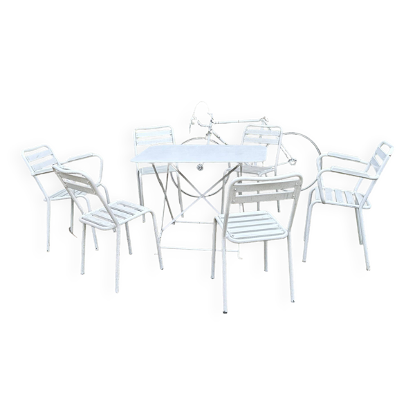 Salon de jardin en fer forgé et lattes de bois composé de deux fauteuils, 4 chaises  et d'une table.