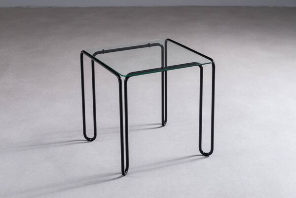 Table d'appoint minimaliste en fil métallique avec plateau en verre.