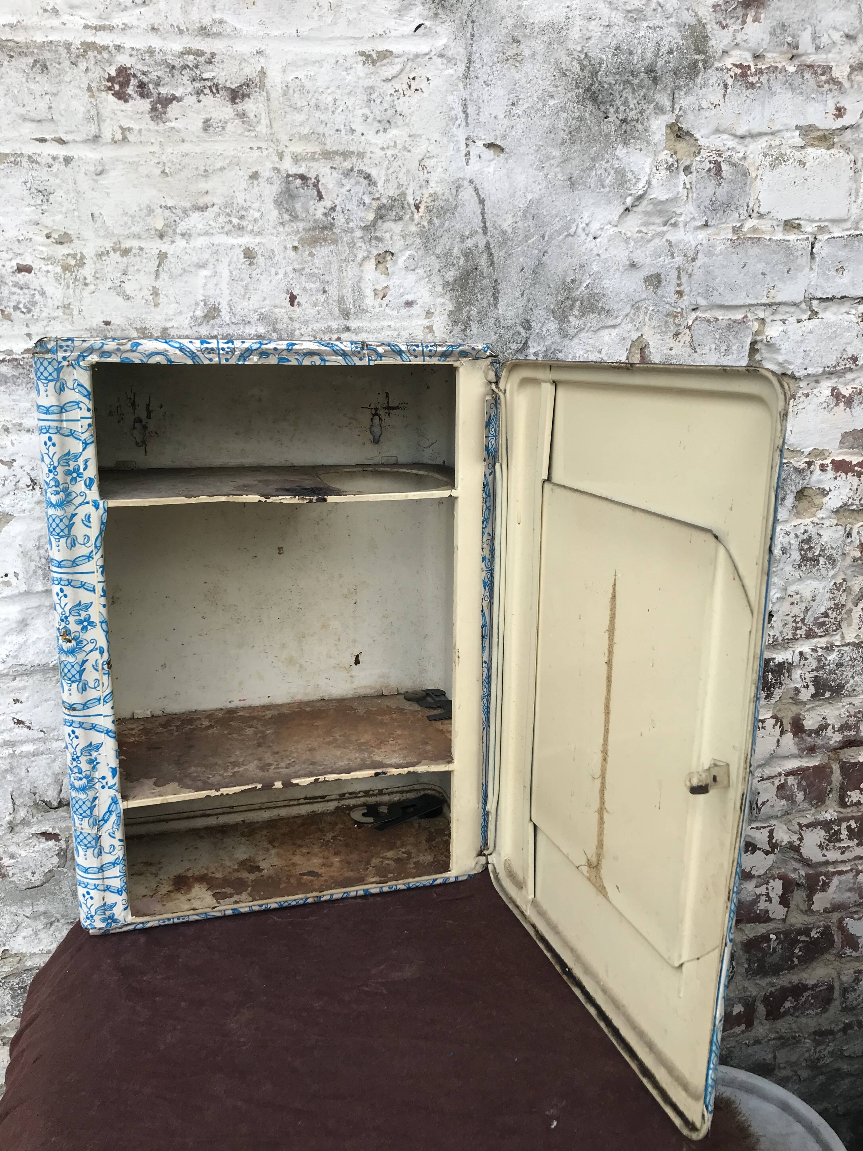 Armoire à pharmacie vintage