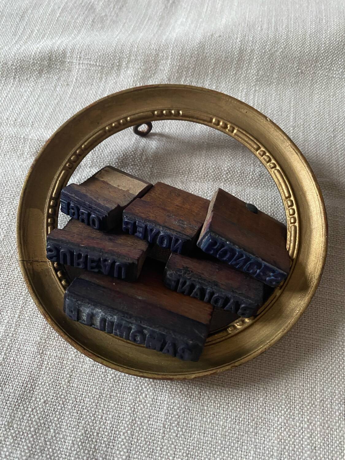 Small round frame in old gilded wood