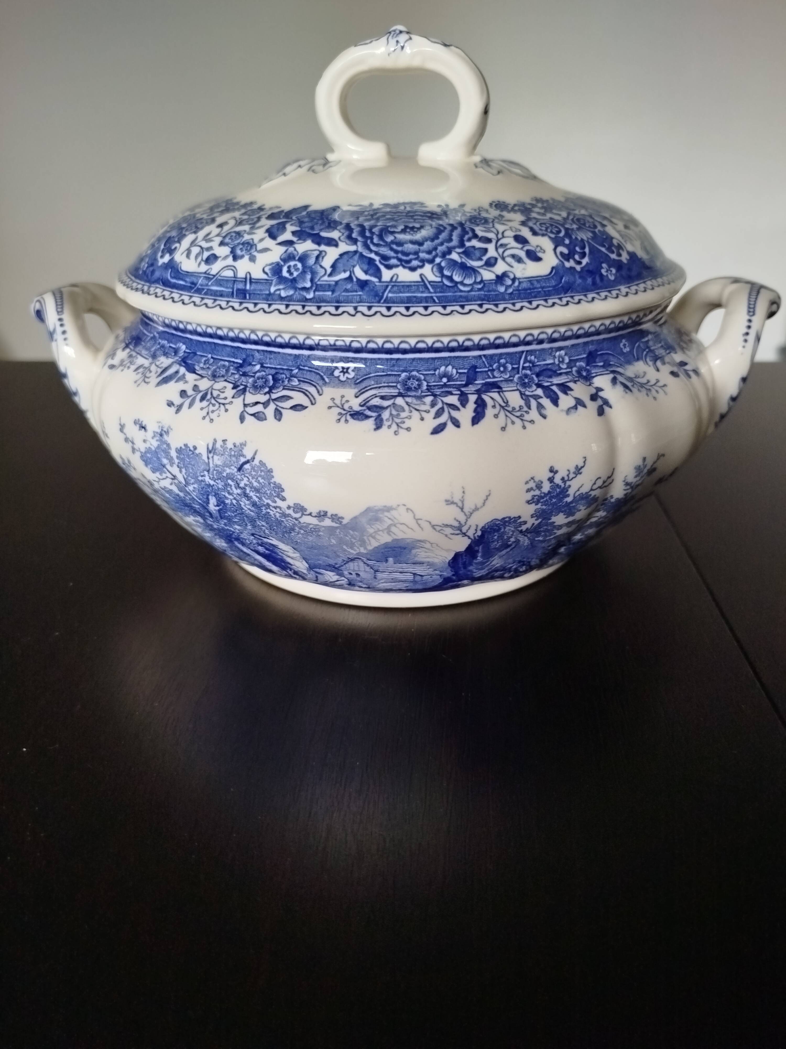 Soup tureen and dish Villeroy & Boch porcelain Burgenland edition
