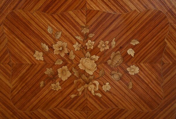 Bibliothèque vitrée en marqueterie de bois de rose, style Louis XV