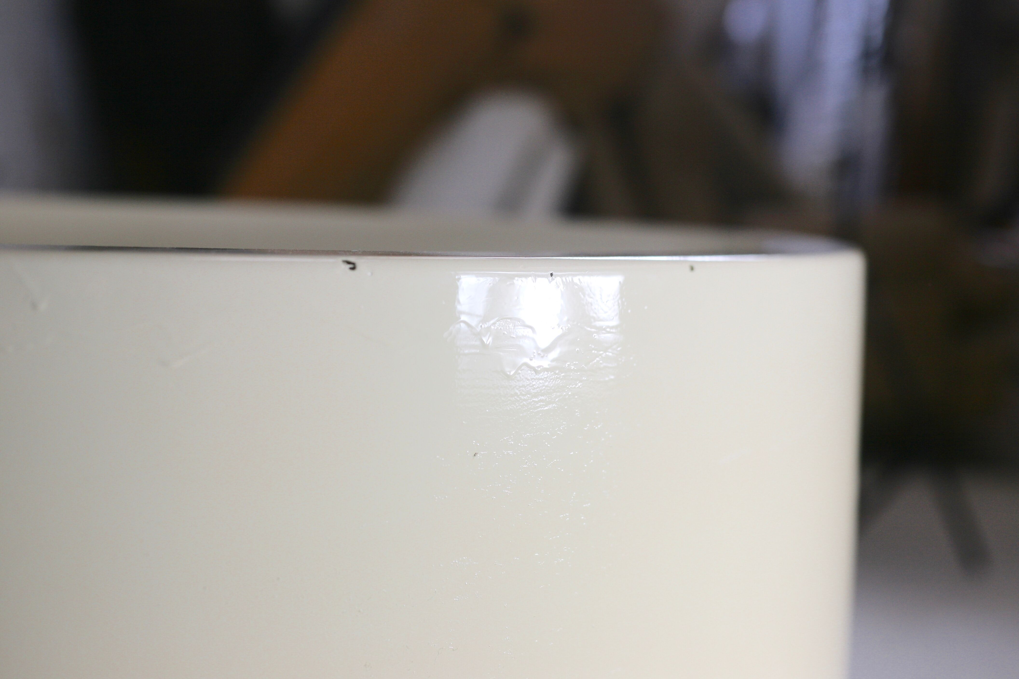 Important cylindrical planter in cream lacquered fiberglass, circa 1970