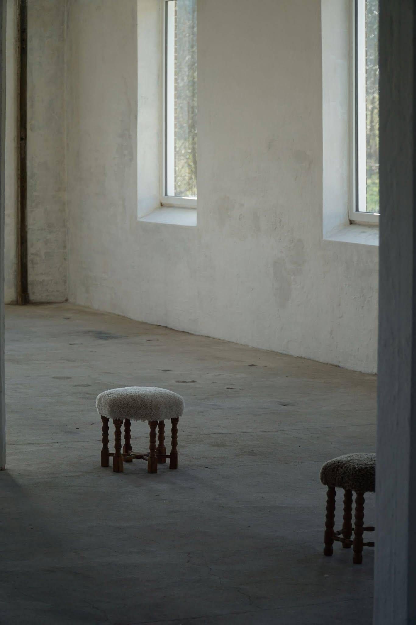 Un tabouret hexagonal en chêne, siège réhabilité en laine d'agneau, design danois des années 1950