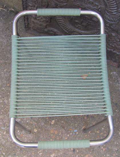 Green stool in scoubidou