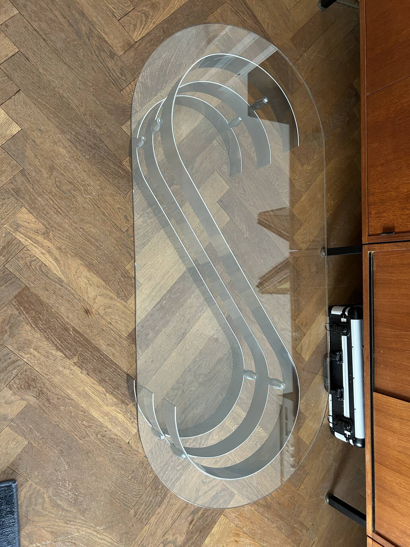 Table basse ovale design années 70 en verre et pieds chromé « S »