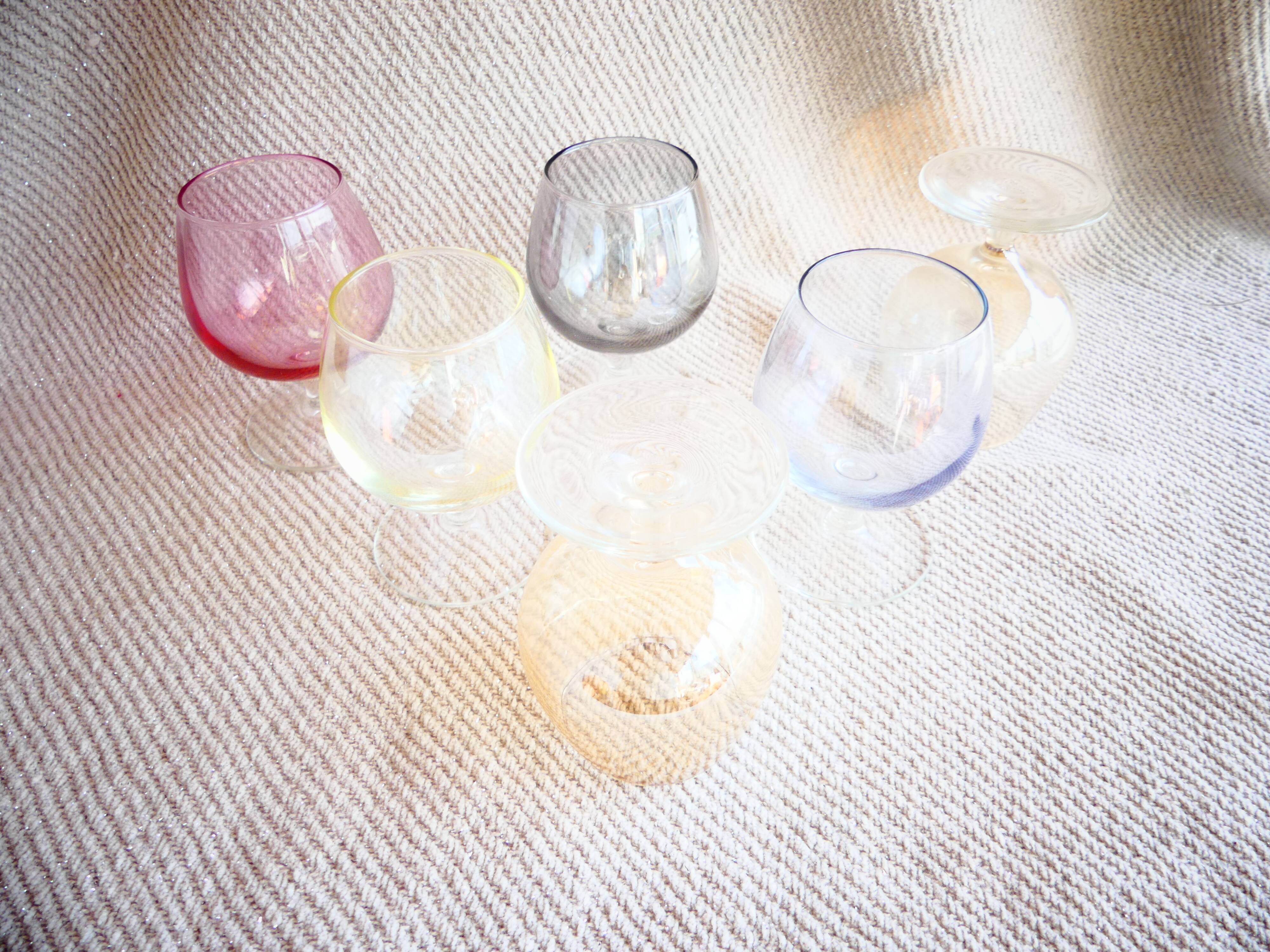 Verres à pieds multicolores