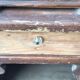 Table de chevet rustique en pin marron à tiroir, porte et étagère — début XXe siècle