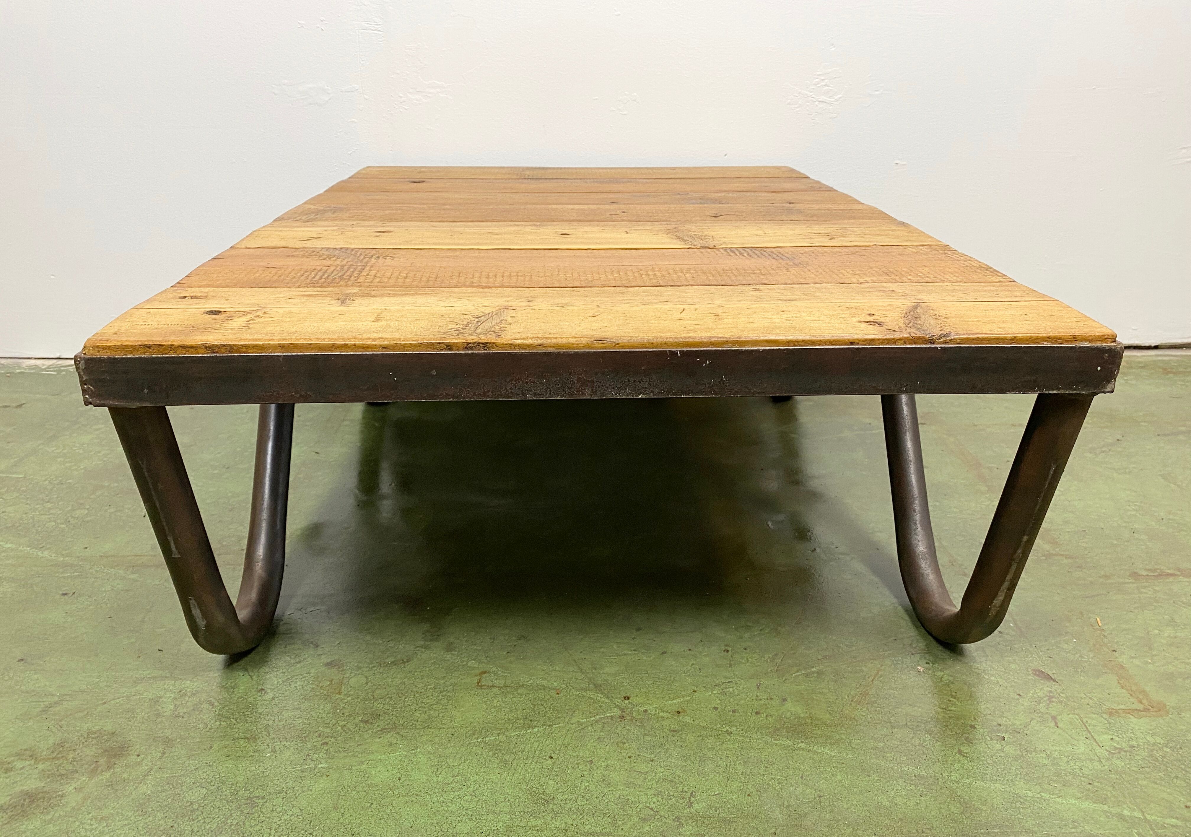 Table basse industrielle, années 1960