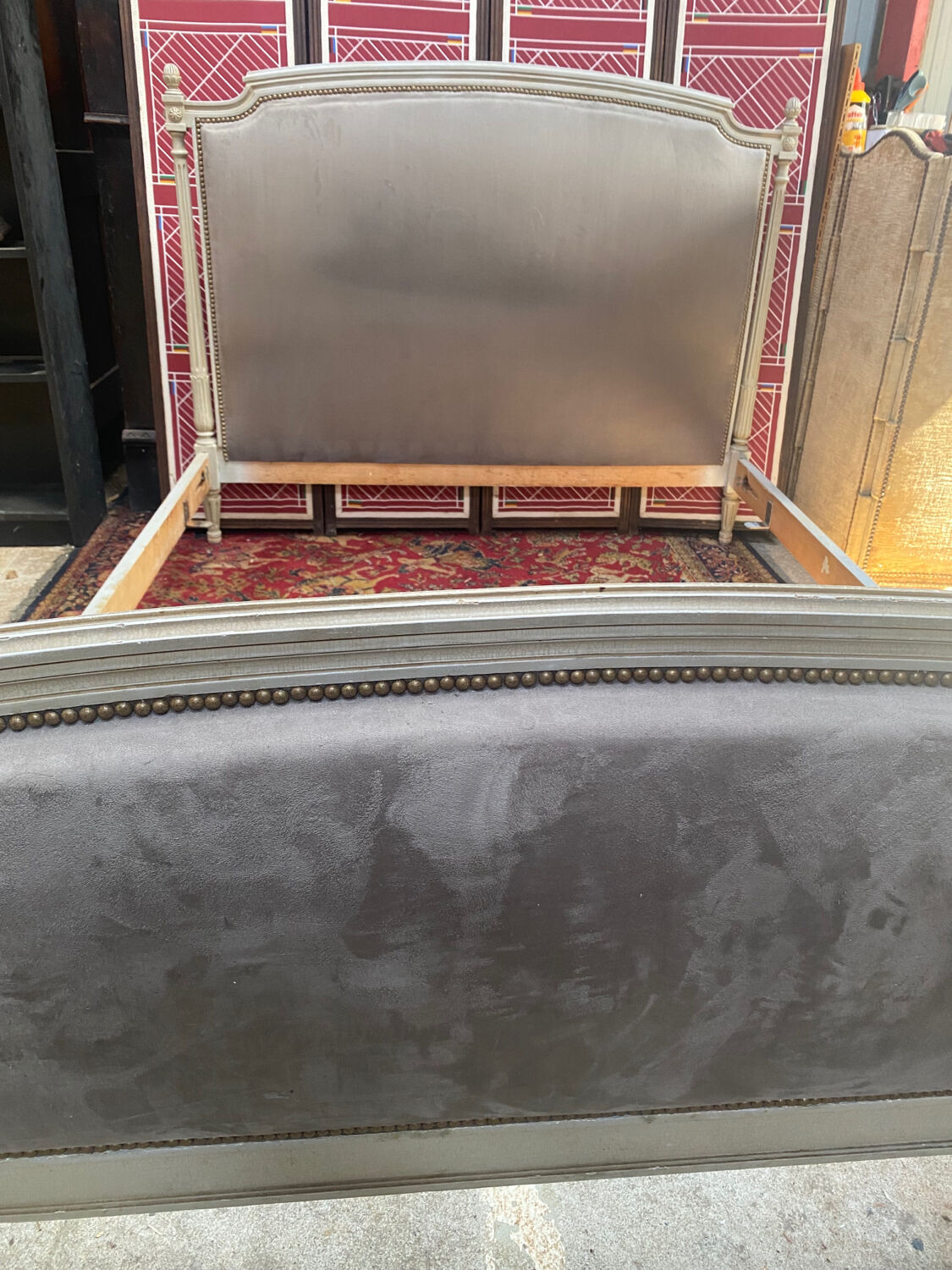 Lit style Louis XVI capitonné velours gris clouté