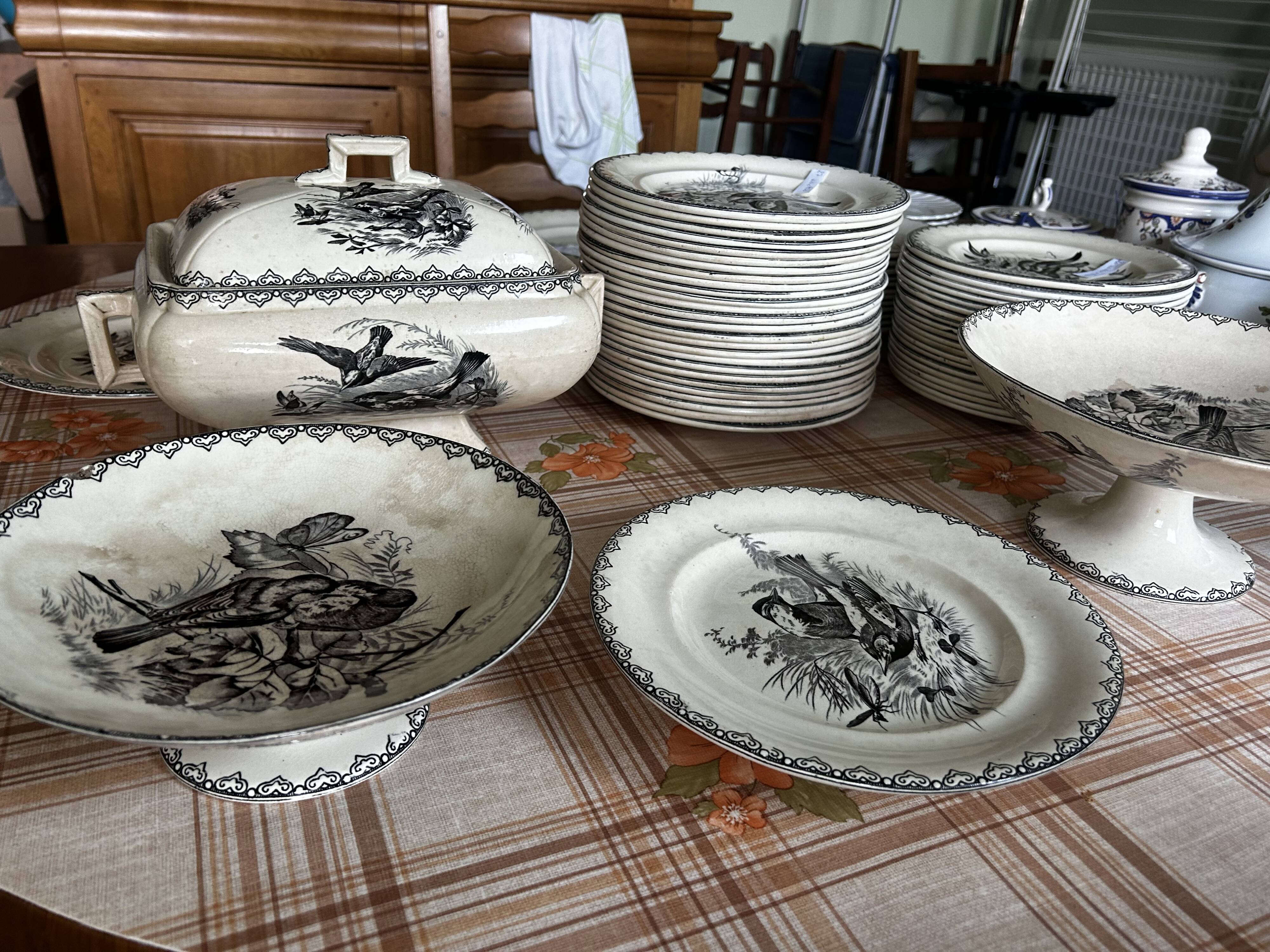 Clairefontaine tableware service, earthenware with bird decoration.