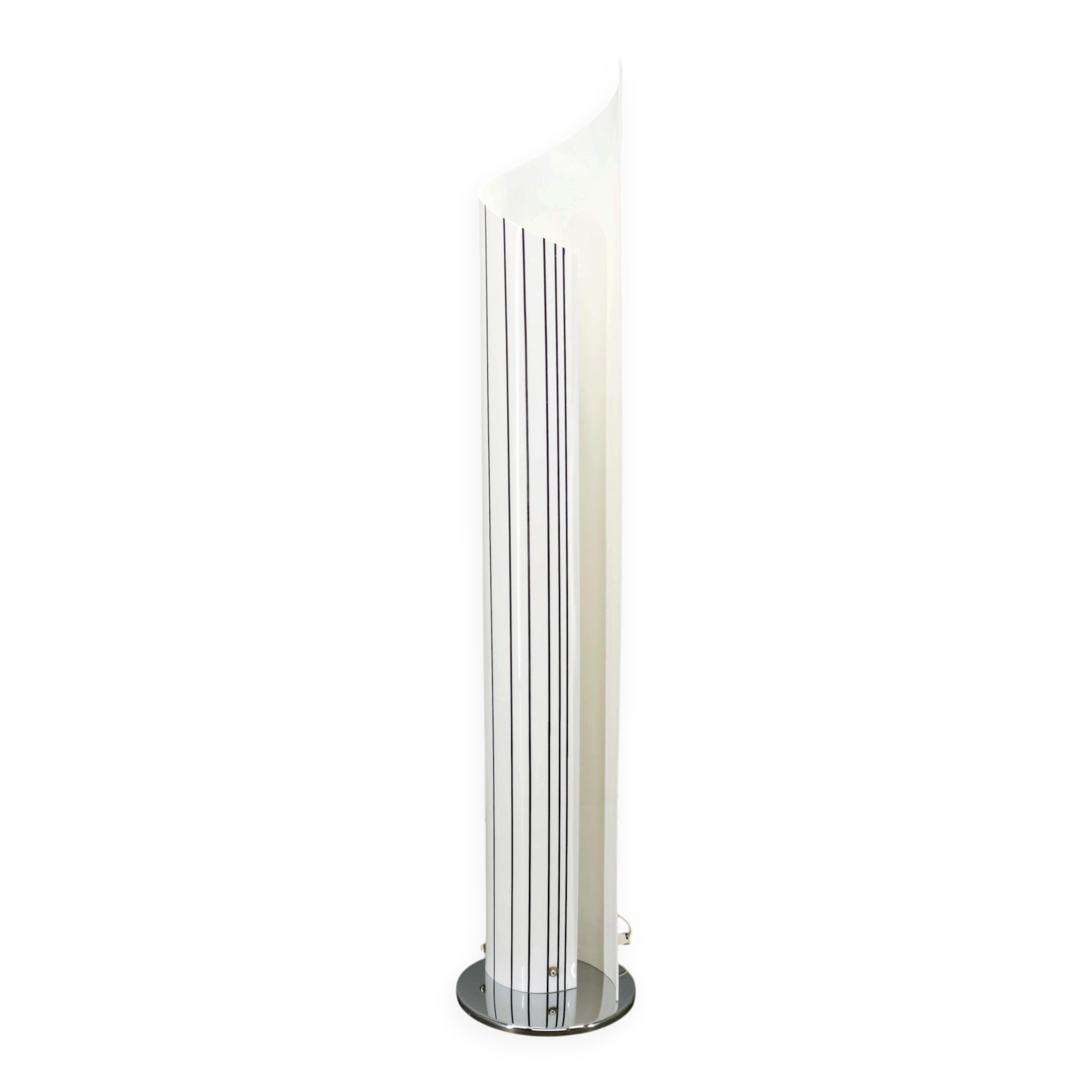 Lampadaire postmoderne sculptural en acrylique opalin, Italie années 1980