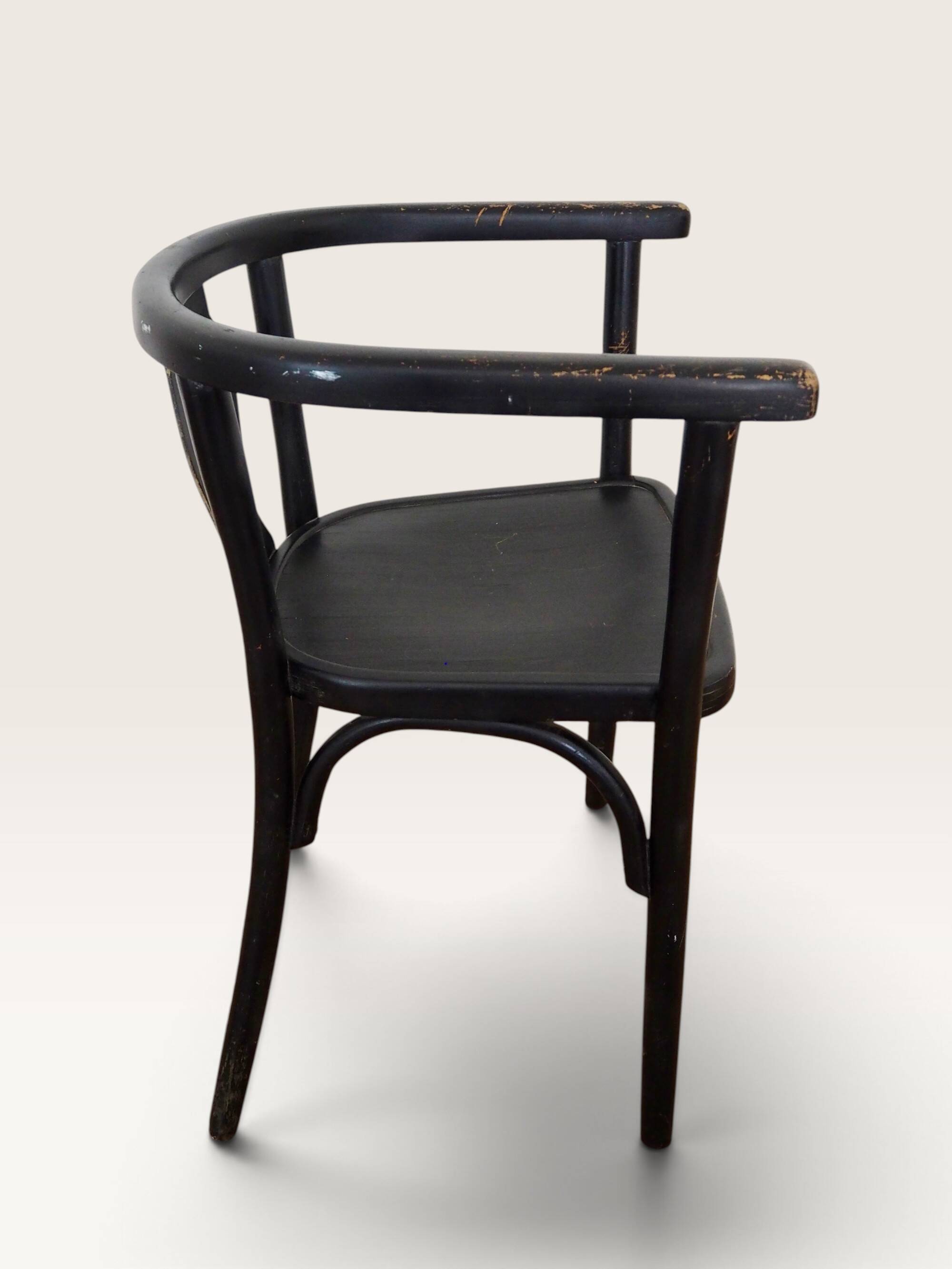 Curved black lacquered wooden armchair in Thonet style
