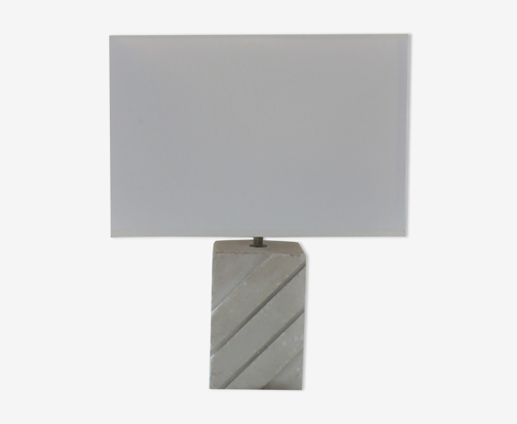 Pied de lampe en pierre scluptée avec abat-jour