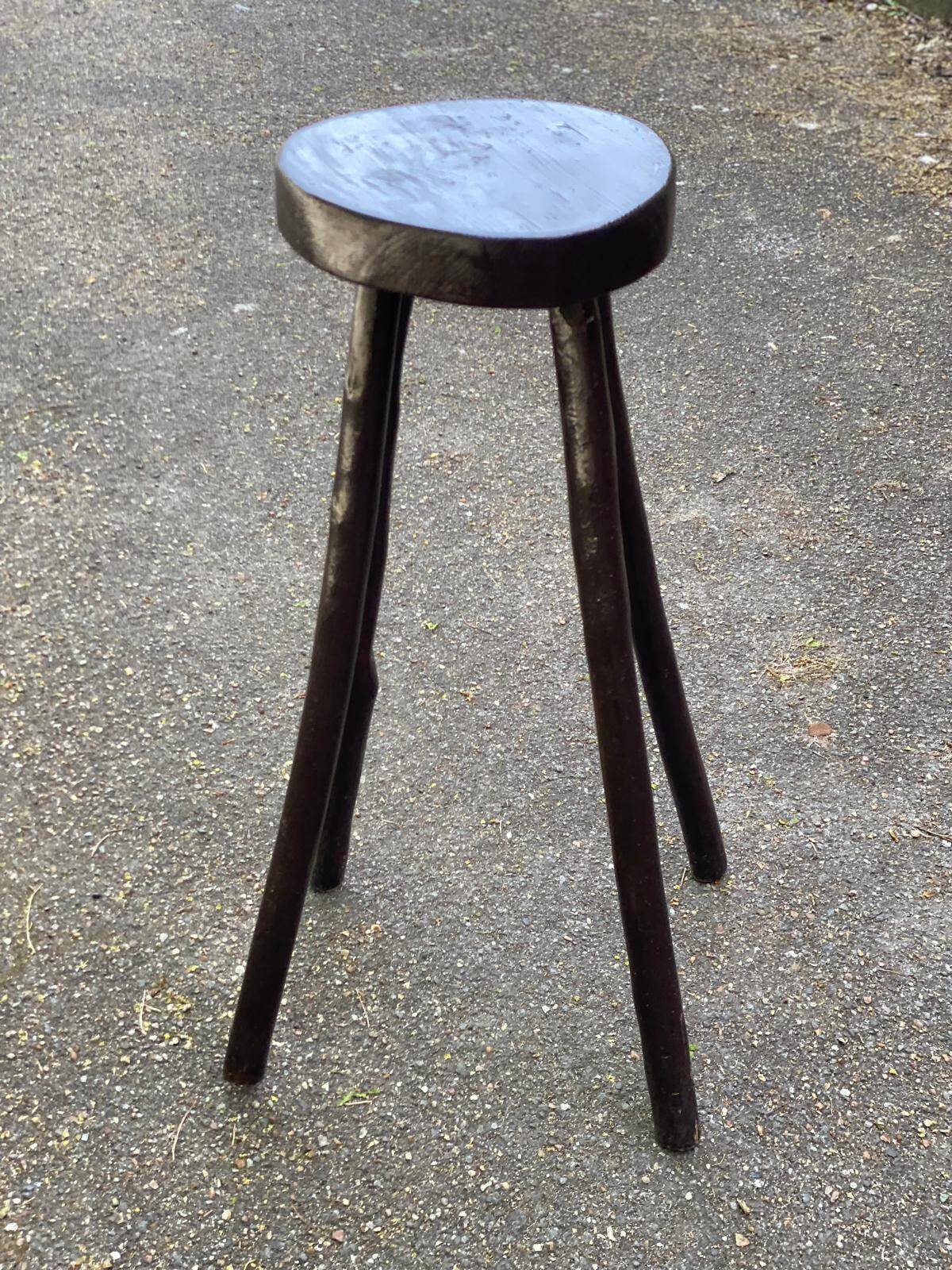 Tabouret de bar haut quadripode en bois massif sculpté 80cm