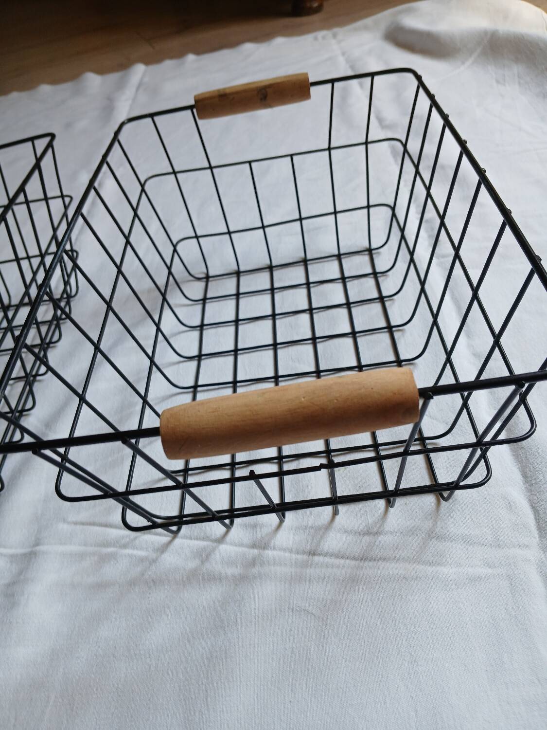 2 metal baskets