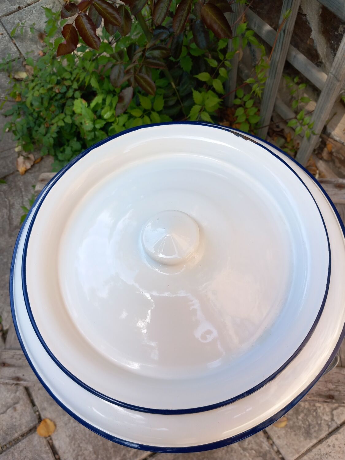 Enamelled sheet metal chamber pot / bucket