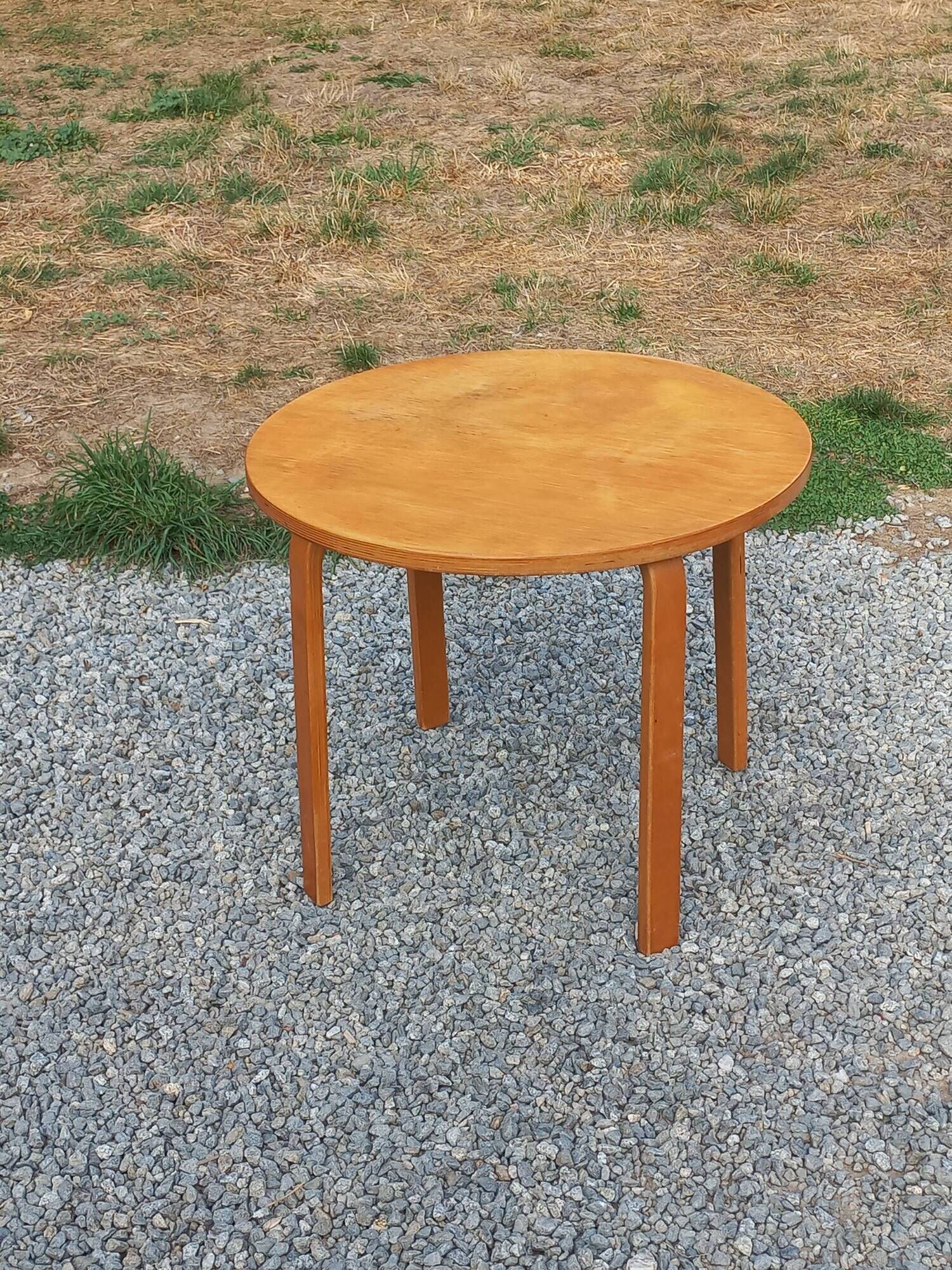 1970s Scandinavian-style coffee table in birch veneer.